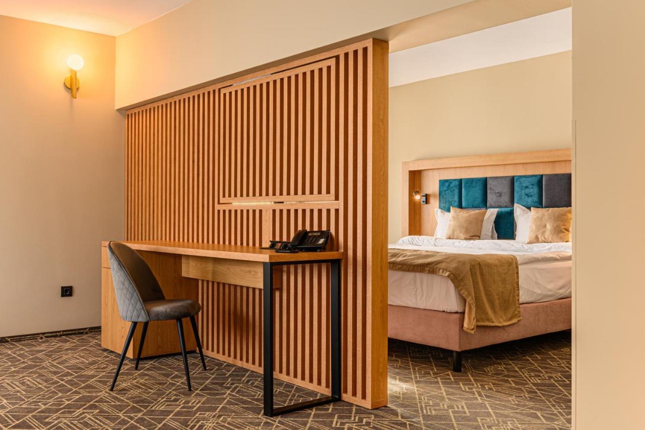 Hotel Central Pascani ภายนอก รูปภาพ