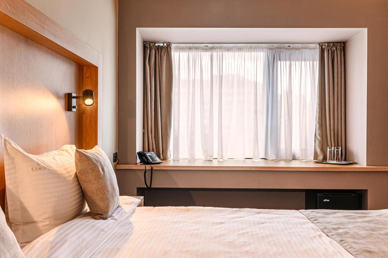 Hotel Central Pascani ภายนอก รูปภาพ