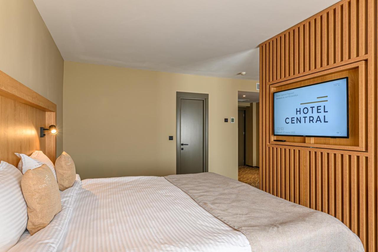Hotel Central Pascani ภายนอก รูปภาพ