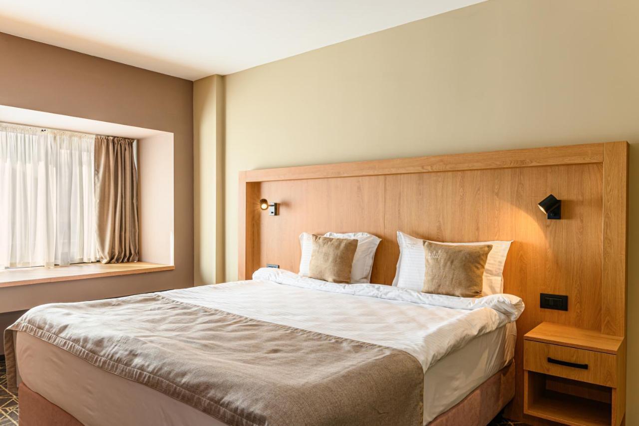 Hotel Central Pascani ภายนอก รูปภาพ