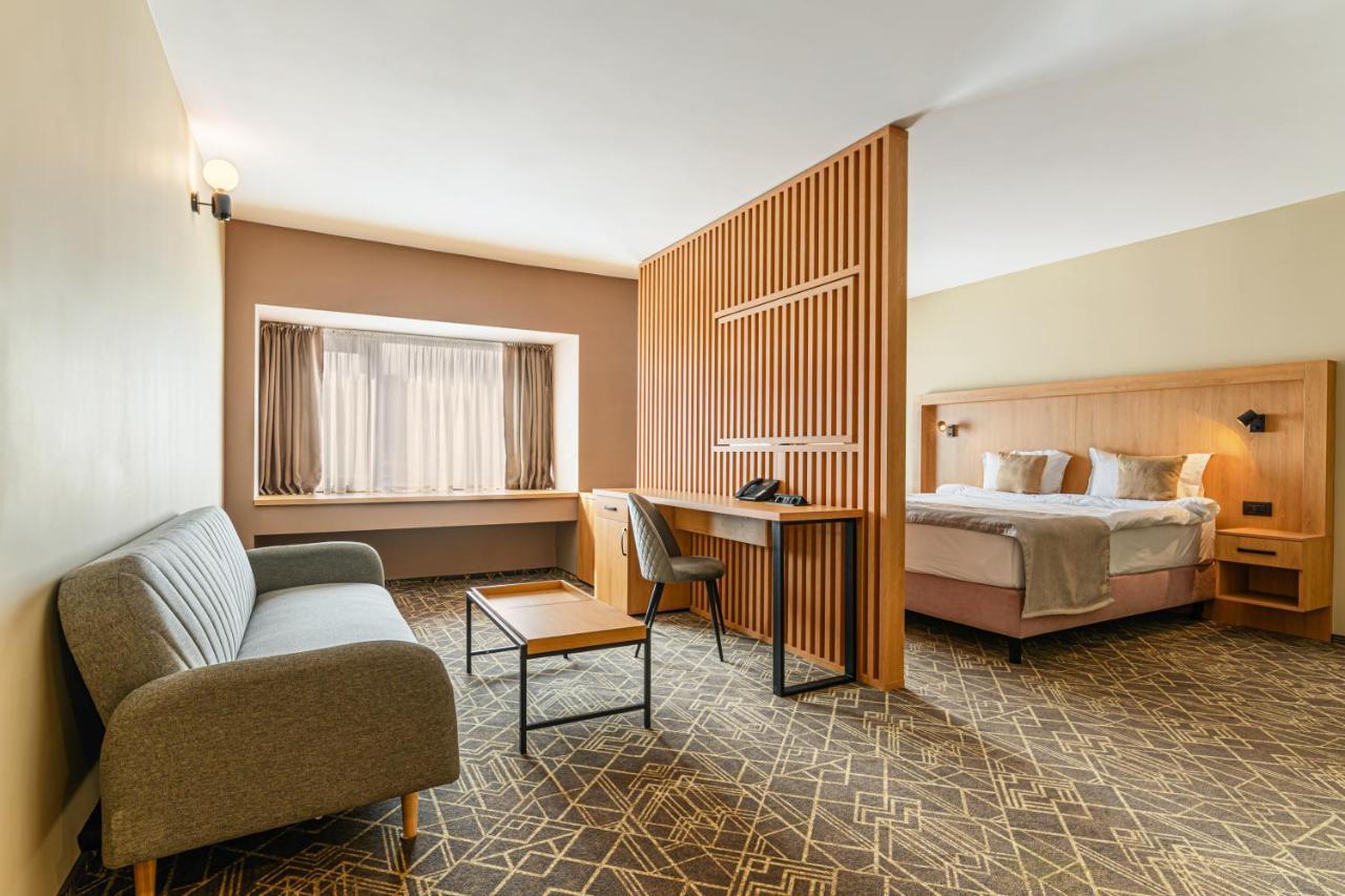 Hotel Central Pascani ภายนอก รูปภาพ