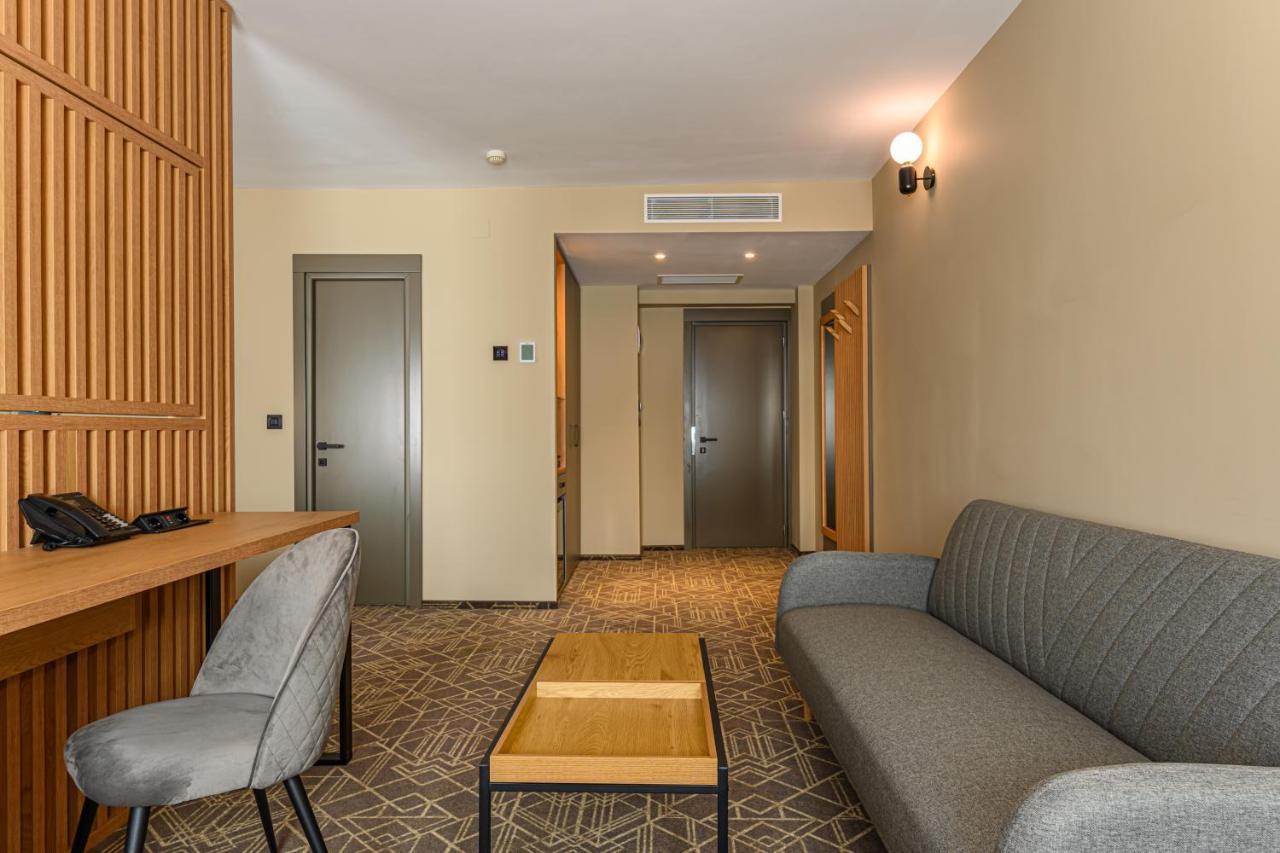 Hotel Central Pascani ภายนอก รูปภาพ