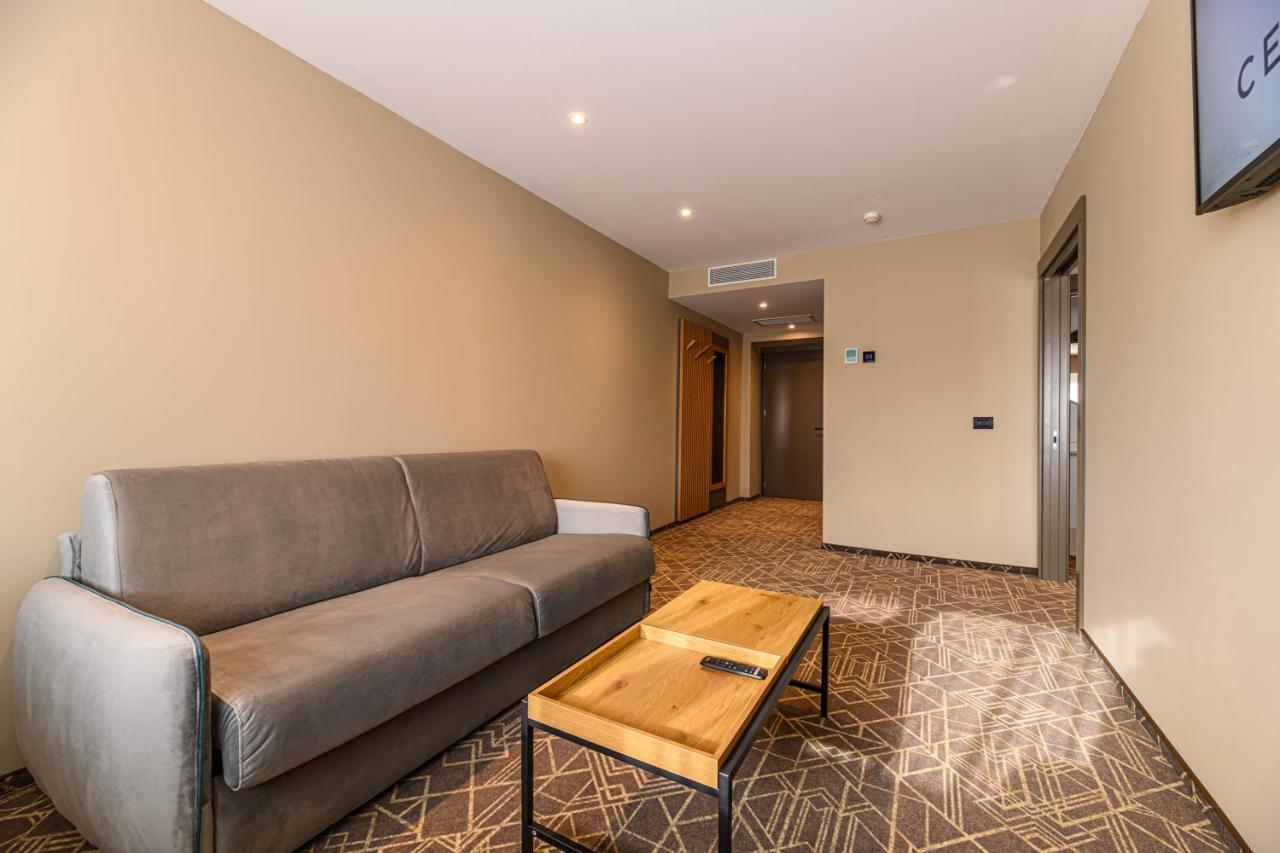Hotel Central Pascani ภายนอก รูปภาพ